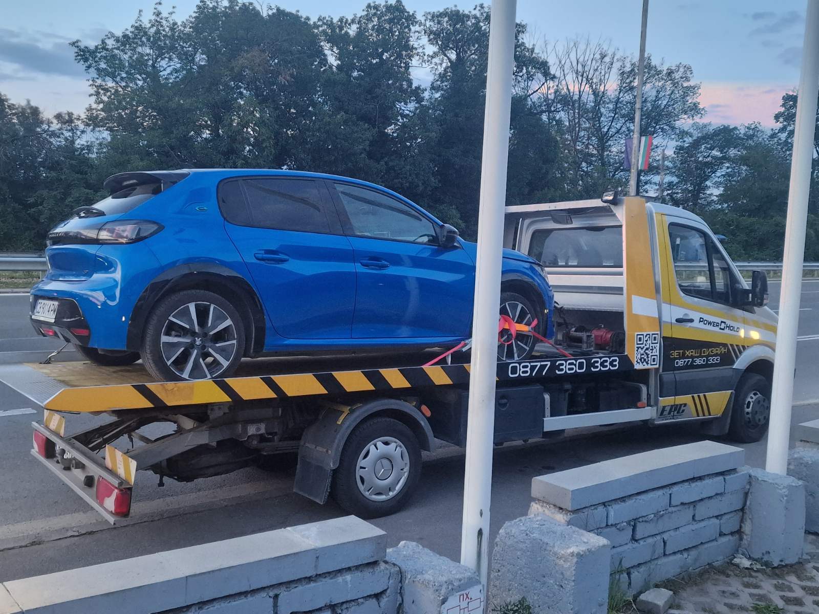 Репатрак EPC товари син автомобил на магистрала