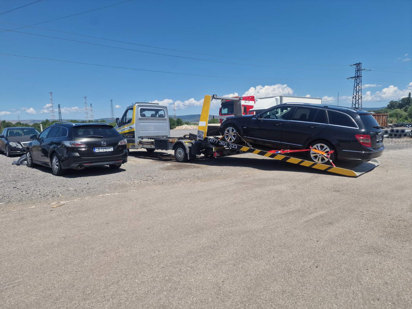 Репатрак EPC транспортира лек автомобил в индустриална зона
