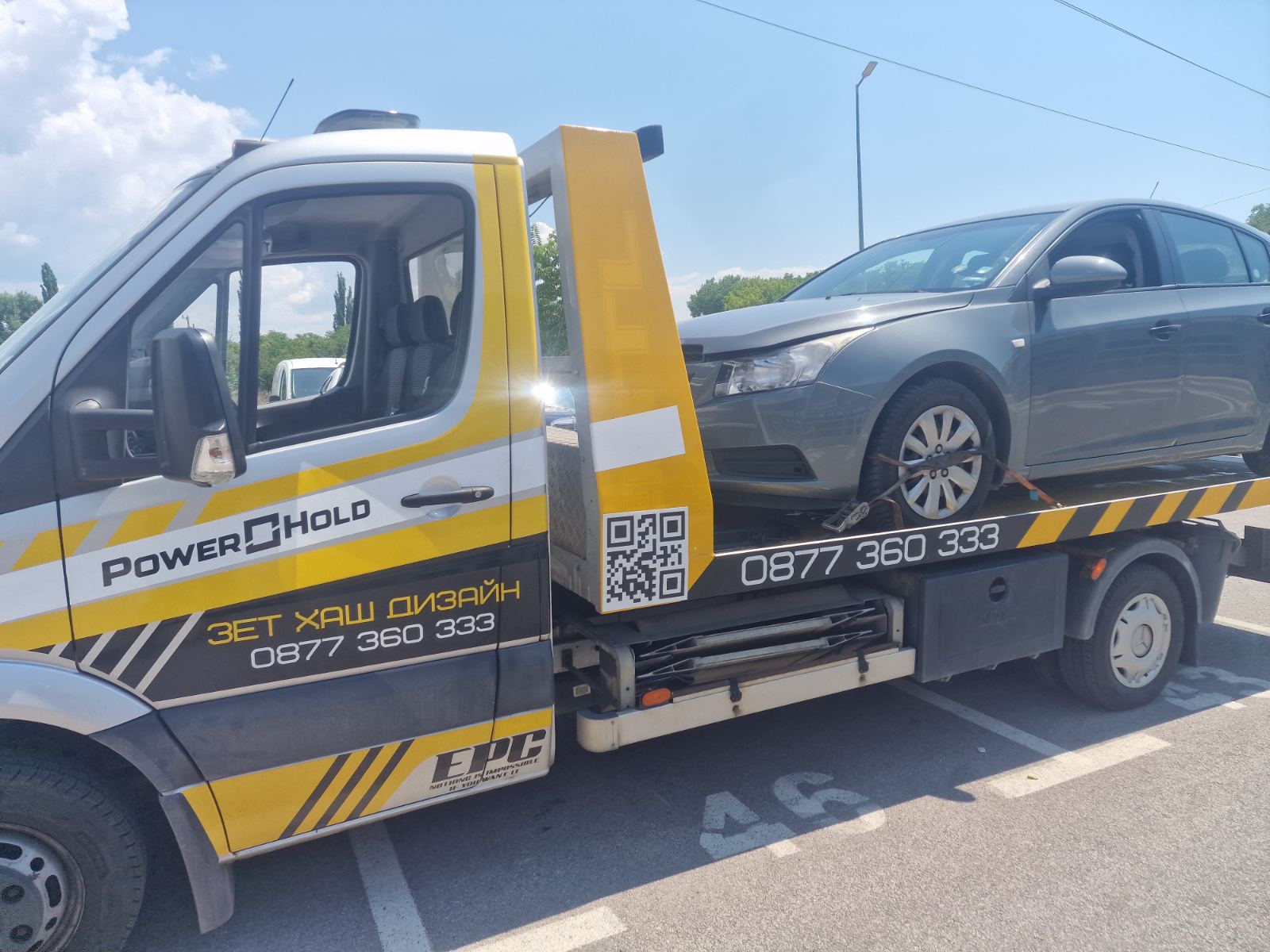 Репатрак EPC транспортира лек автомобил в слънчев ден