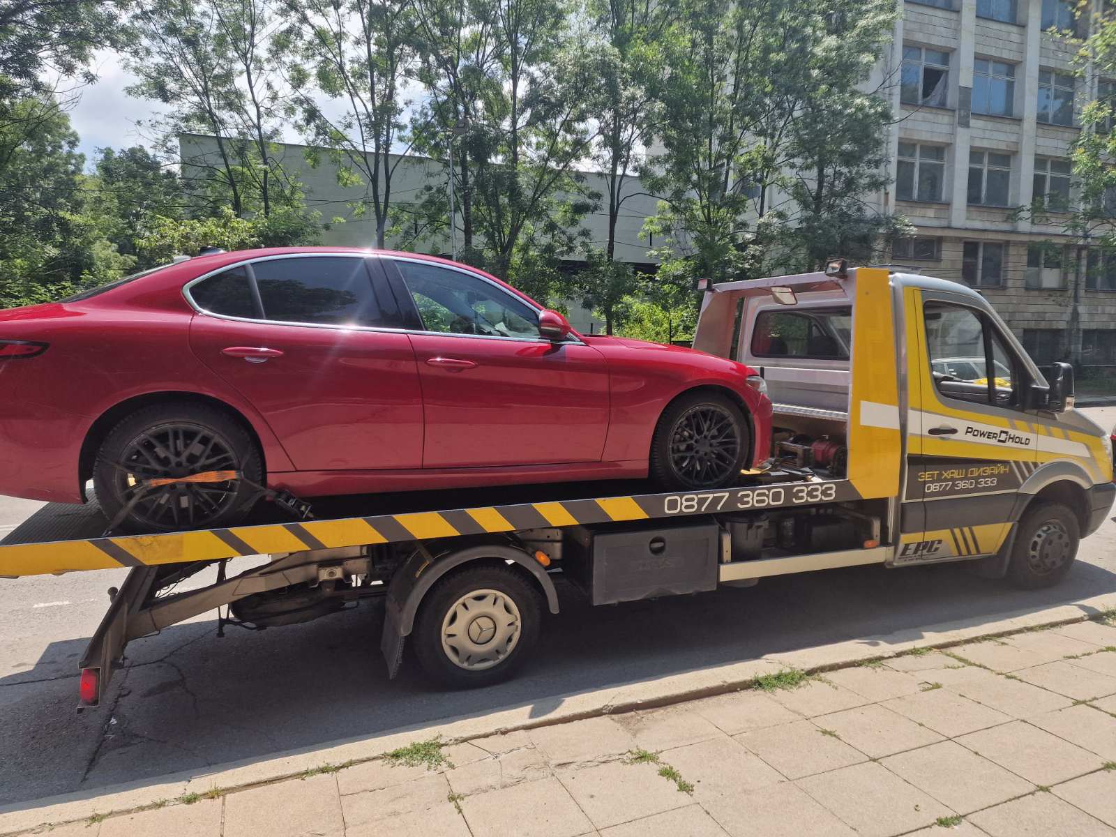 Репатрак EPC транспортира червен автомобил